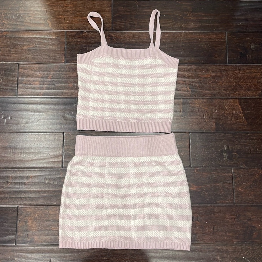 Aqua Women’s sleeveless set knit tank and skirt set - top is an XS. Skirt = S